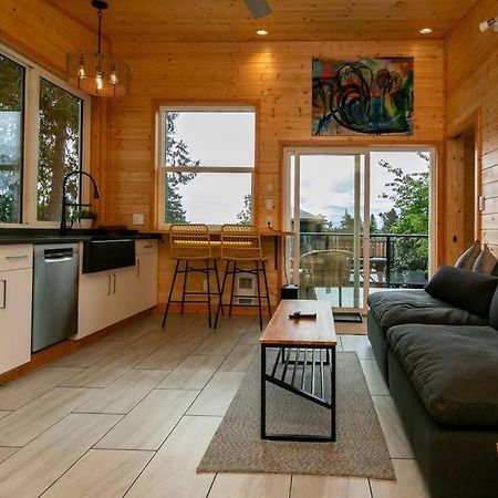 1-Bedroom Knotty Pine Cabin W Sauna & Jacuzzi Sooke Zewnętrze zdjęcie