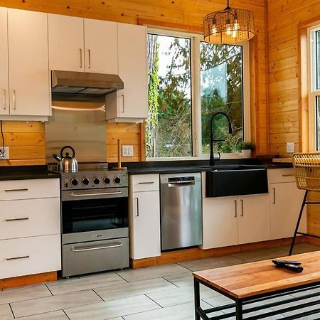 1-Bedroom Knotty Pine Cabin W Sauna & Jacuzzi Sooke Zewnętrze zdjęcie