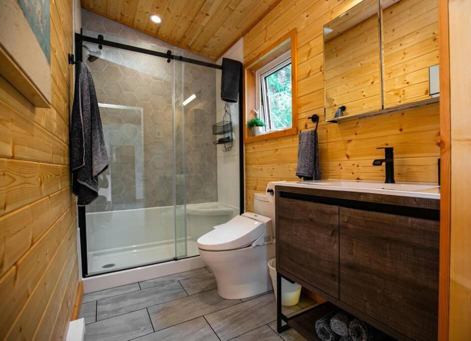 1-Bedroom Knotty Pine Cabin W Sauna & Jacuzzi Sooke Zewnętrze zdjęcie