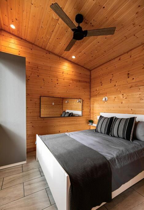 1-Bedroom Knotty Pine Cabin W Sauna & Jacuzzi Sooke Zewnętrze zdjęcie
