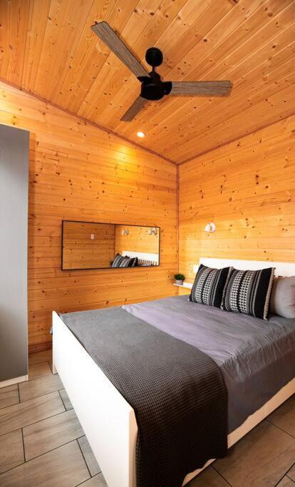 1-Bedroom Knotty Pine Cabin W Sauna & Jacuzzi Sooke Zewnętrze zdjęcie