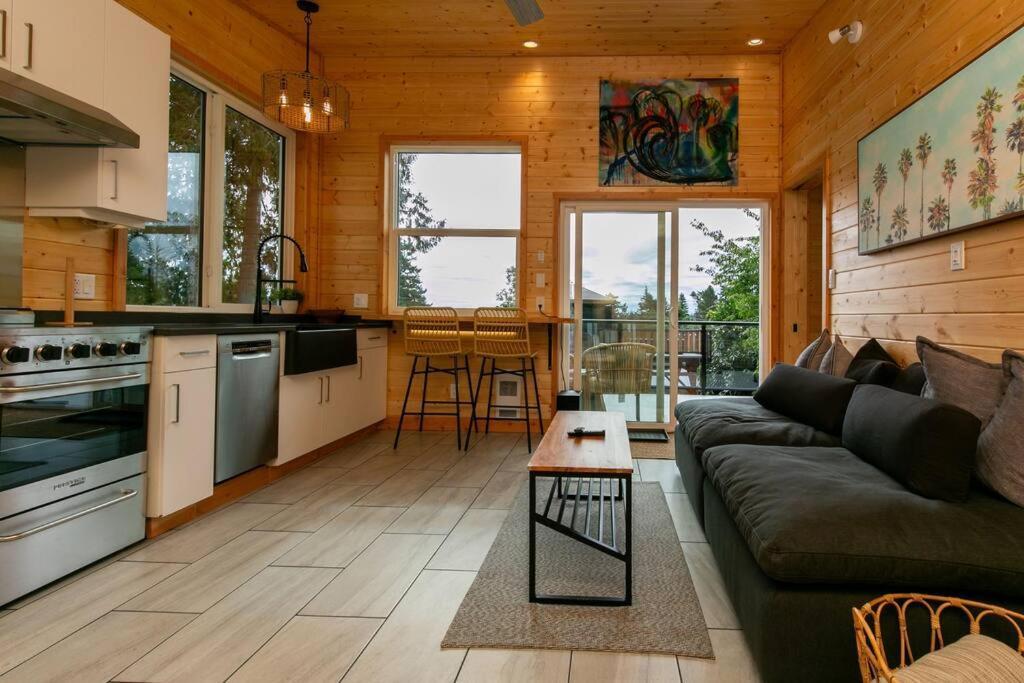 1-Bedroom Knotty Pine Cabin W Sauna & Jacuzzi Sooke Zewnętrze zdjęcie