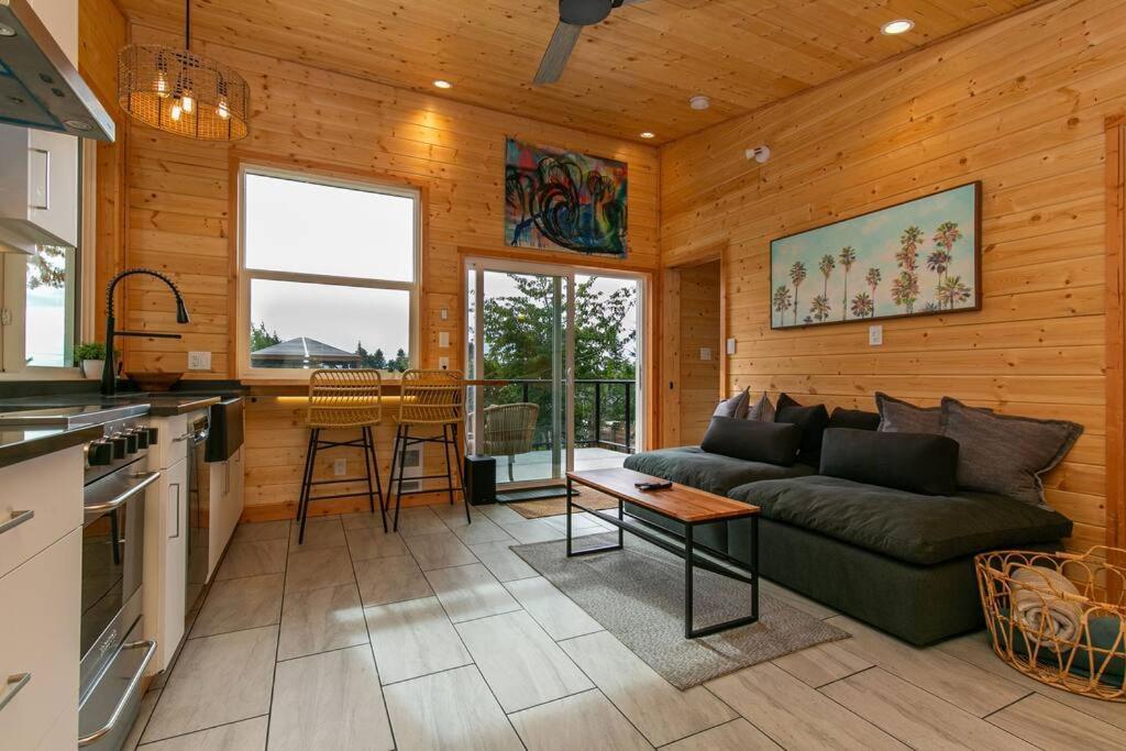 1-Bedroom Knotty Pine Cabin W Sauna & Jacuzzi Sooke Zewnętrze zdjęcie