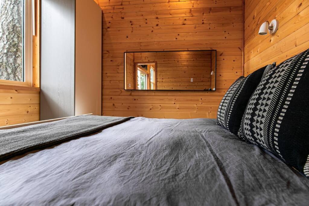 1-Bedroom Knotty Pine Cabin W Sauna & Jacuzzi Sooke Zewnętrze zdjęcie