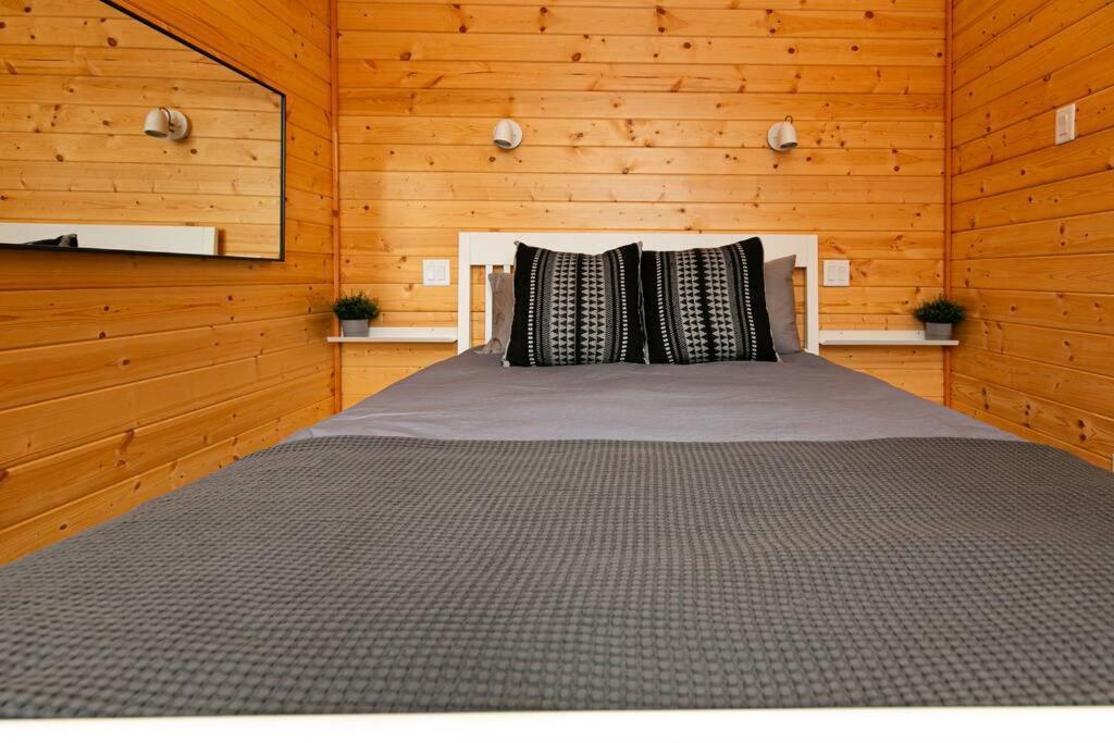 1-Bedroom Knotty Pine Cabin W Sauna & Jacuzzi Sooke Zewnętrze zdjęcie