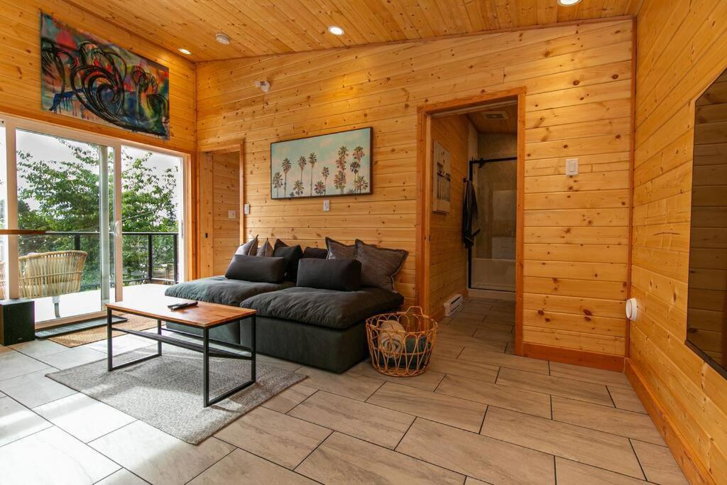 1-Bedroom Knotty Pine Cabin W Sauna & Jacuzzi Sooke Zewnętrze zdjęcie