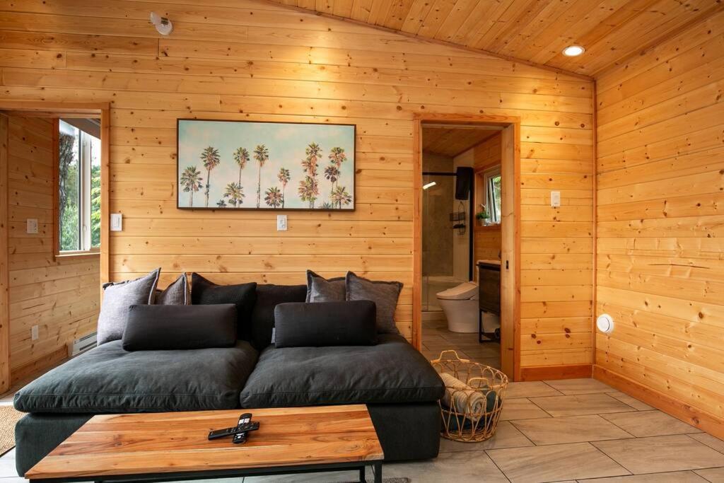1-Bedroom Knotty Pine Cabin W Sauna & Jacuzzi Sooke Zewnętrze zdjęcie