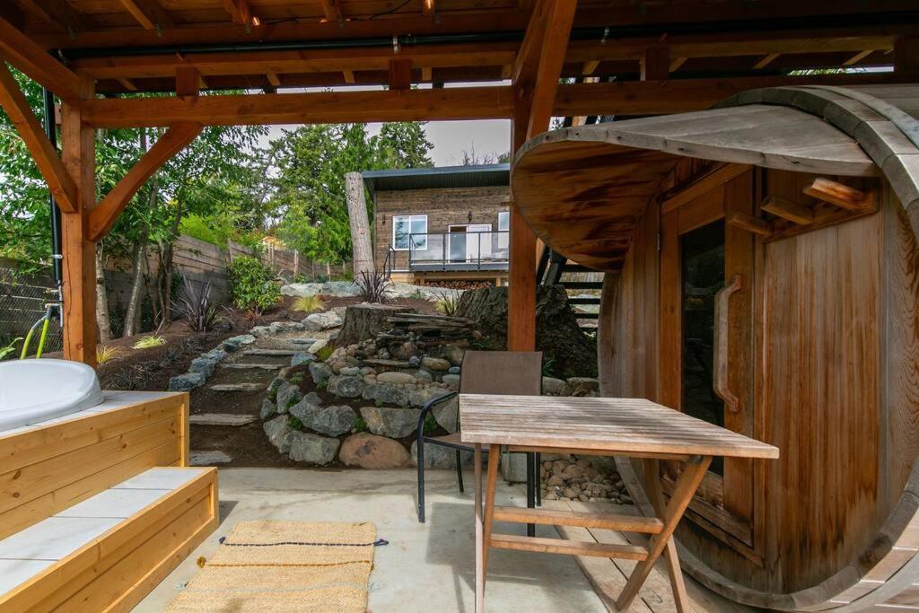 1-Bedroom Knotty Pine Cabin W Sauna & Jacuzzi Sooke Zewnętrze zdjęcie