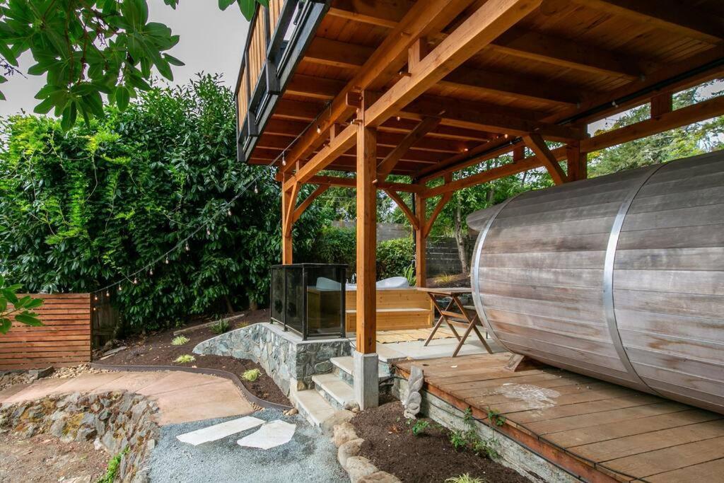 1-Bedroom Knotty Pine Cabin W Sauna & Jacuzzi Sooke Zewnętrze zdjęcie