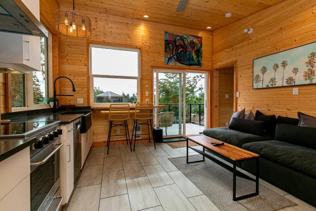 1-Bedroom Knotty Pine Cabin W Sauna & Jacuzzi Sooke Zewnętrze zdjęcie