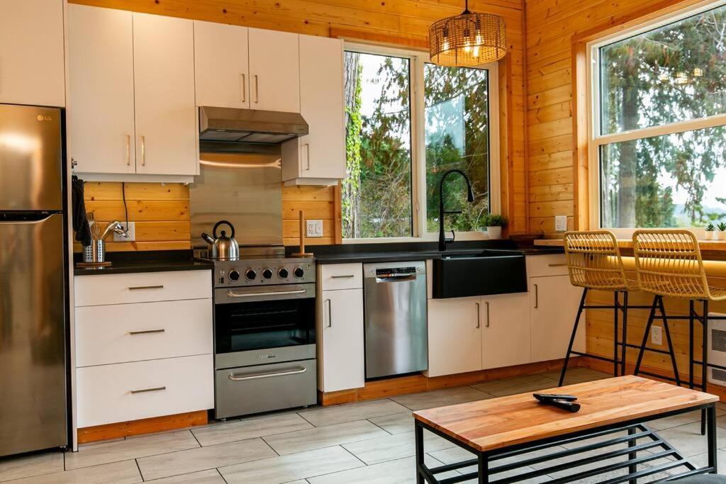 1-Bedroom Knotty Pine Cabin W Sauna & Jacuzzi Sooke Zewnętrze zdjęcie