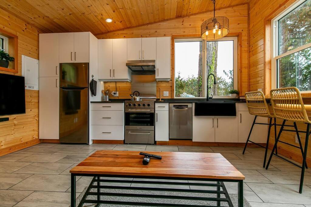 1-Bedroom Knotty Pine Cabin W Sauna & Jacuzzi Sooke Zewnętrze zdjęcie