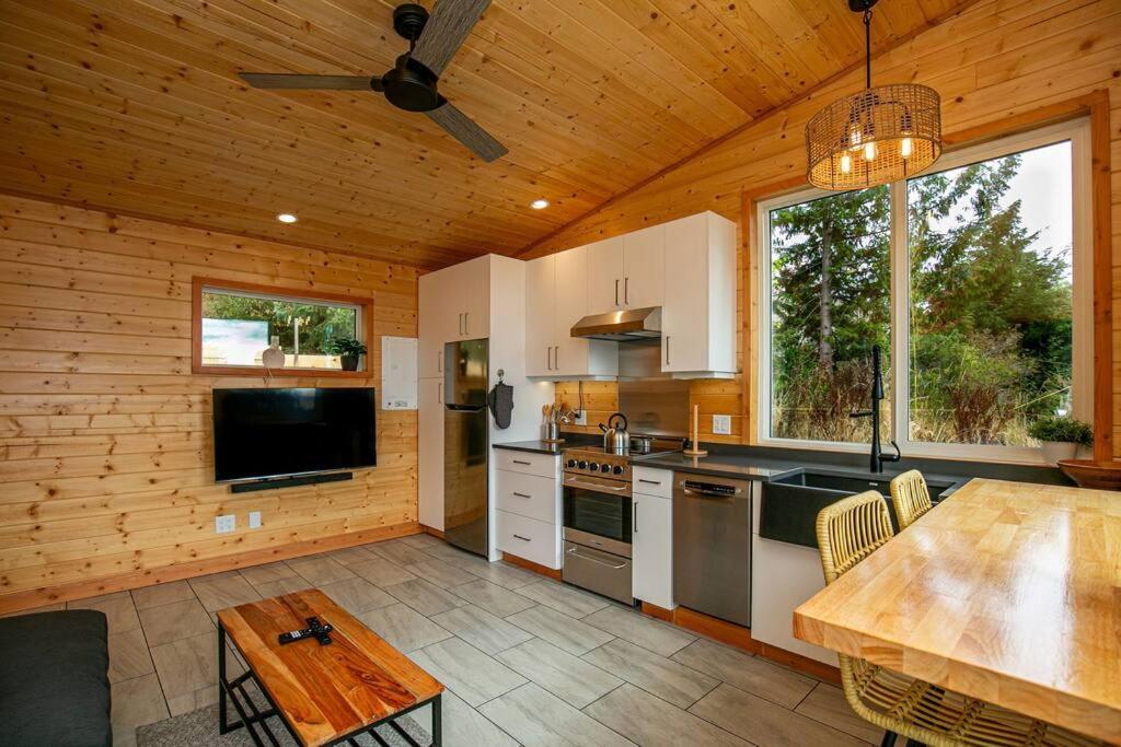 1-Bedroom Knotty Pine Cabin W Sauna & Jacuzzi Sooke Zewnętrze zdjęcie
