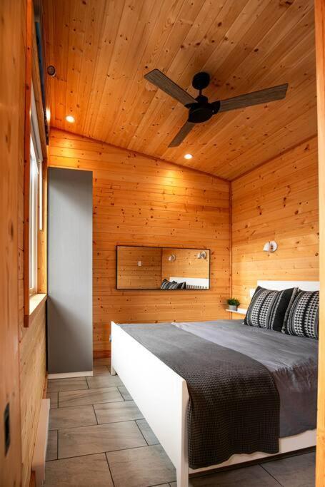 1-Bedroom Knotty Pine Cabin W Sauna & Jacuzzi Sooke Zewnętrze zdjęcie