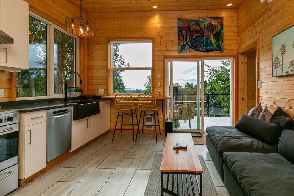 1-Bedroom Knotty Pine Cabin W Sauna & Jacuzzi Sooke Zewnętrze zdjęcie