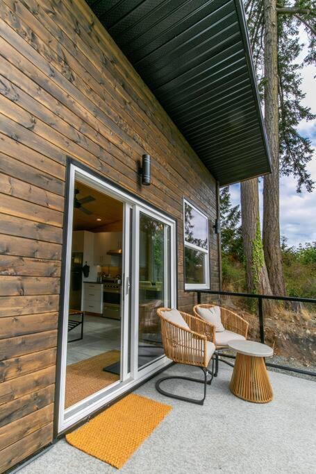 1-Bedroom Knotty Pine Cabin W Sauna & Jacuzzi Sooke Zewnętrze zdjęcie