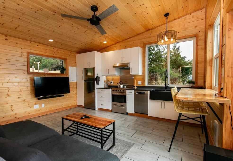 1-Bedroom Knotty Pine Cabin W Sauna & Jacuzzi Sooke Zewnętrze zdjęcie