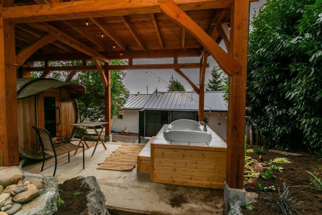 1-Bedroom Knotty Pine Cabin W Sauna & Jacuzzi Sooke Zewnętrze zdjęcie