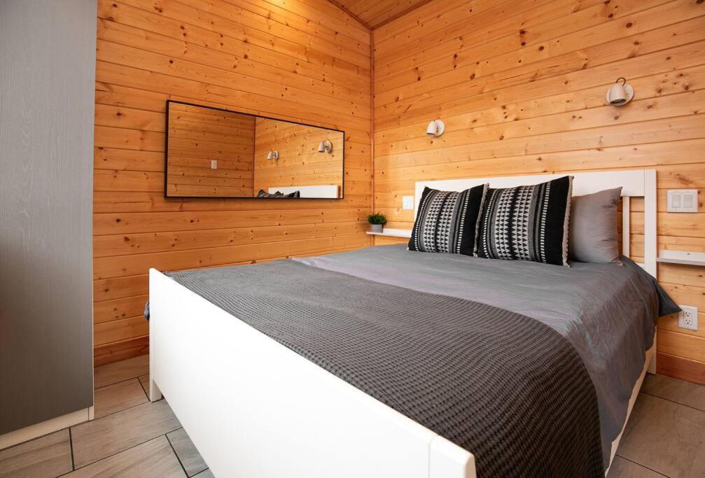1-Bedroom Knotty Pine Cabin W Sauna & Jacuzzi Sooke Zewnętrze zdjęcie