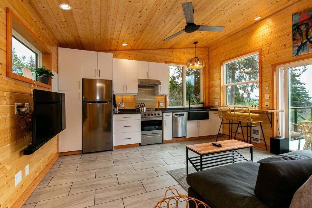 1-Bedroom Knotty Pine Cabin W Sauna & Jacuzzi Sooke Zewnętrze zdjęcie