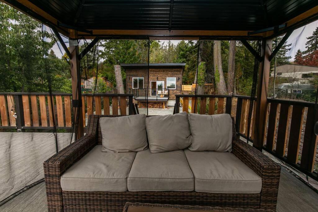 1-Bedroom Knotty Pine Cabin W Sauna & Jacuzzi Sooke Zewnętrze zdjęcie