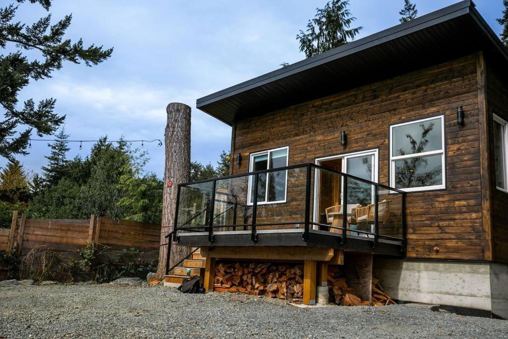 1-Bedroom Knotty Pine Cabin W Sauna & Jacuzzi Sooke Zewnętrze zdjęcie
