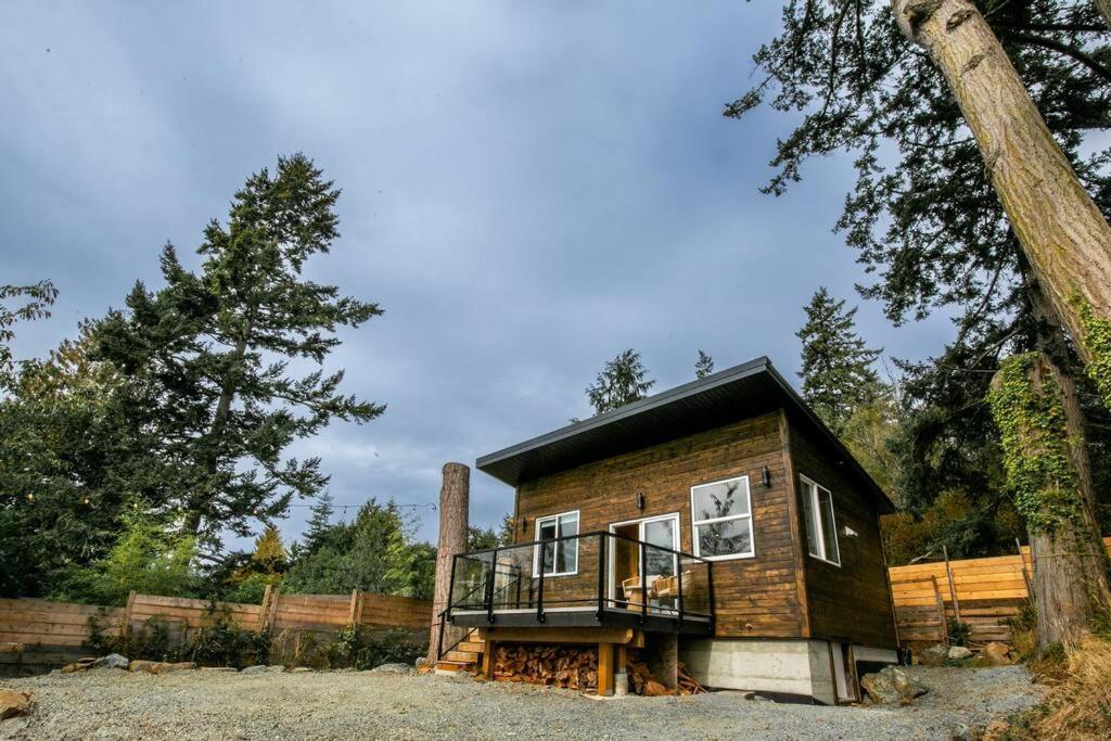 1-Bedroom Knotty Pine Cabin W Sauna & Jacuzzi Sooke Zewnętrze zdjęcie