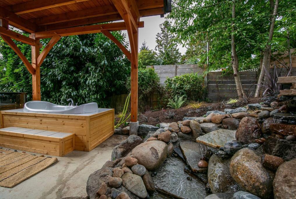 1-Bedroom Knotty Pine Cabin W Sauna & Jacuzzi Sooke Zewnętrze zdjęcie