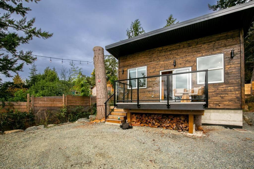 1-Bedroom Knotty Pine Cabin W Sauna & Jacuzzi Sooke Zewnętrze zdjęcie