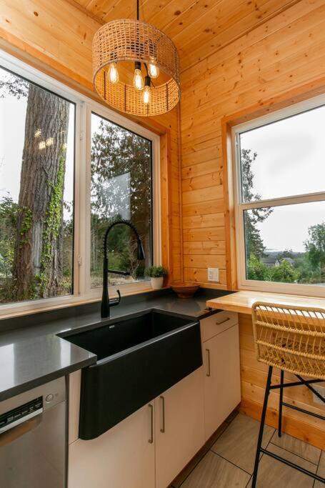 1-Bedroom Knotty Pine Cabin W Sauna & Jacuzzi Sooke Zewnętrze zdjęcie