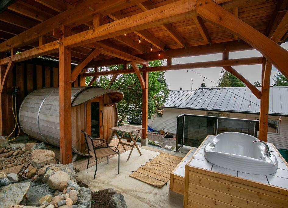 1-Bedroom Knotty Pine Cabin W Sauna & Jacuzzi Sooke Zewnętrze zdjęcie