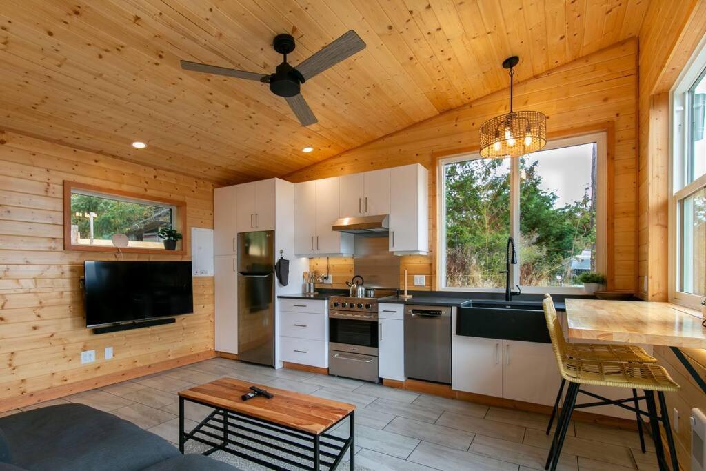 1-Bedroom Knotty Pine Cabin W Sauna & Jacuzzi Sooke Zewnętrze zdjęcie