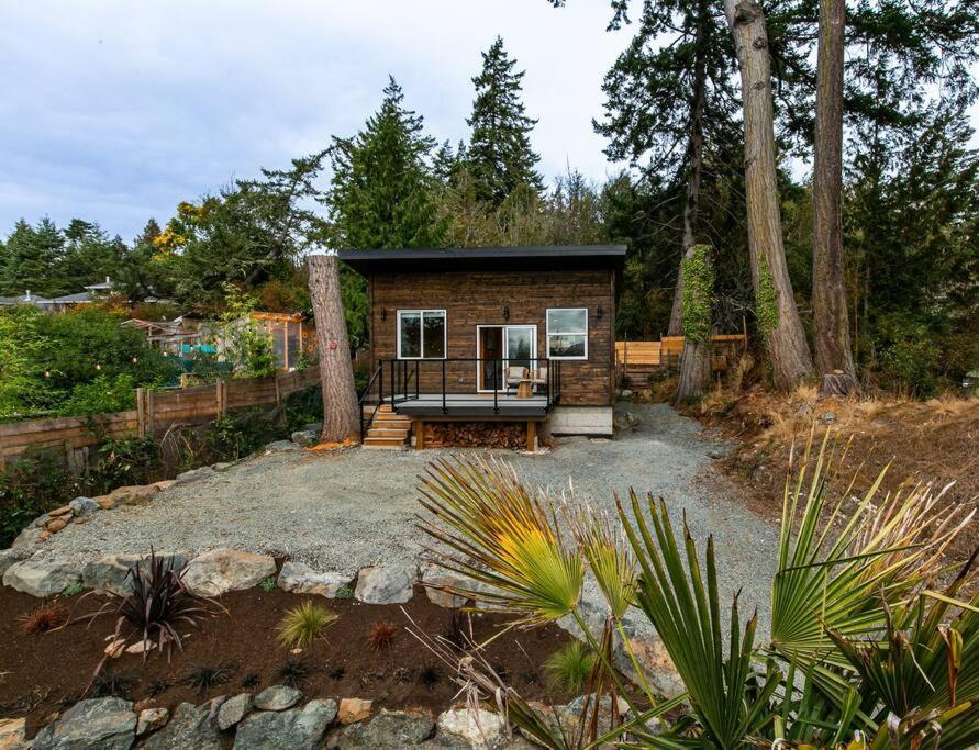 1-Bedroom Knotty Pine Cabin W Sauna & Jacuzzi Sooke Zewnętrze zdjęcie