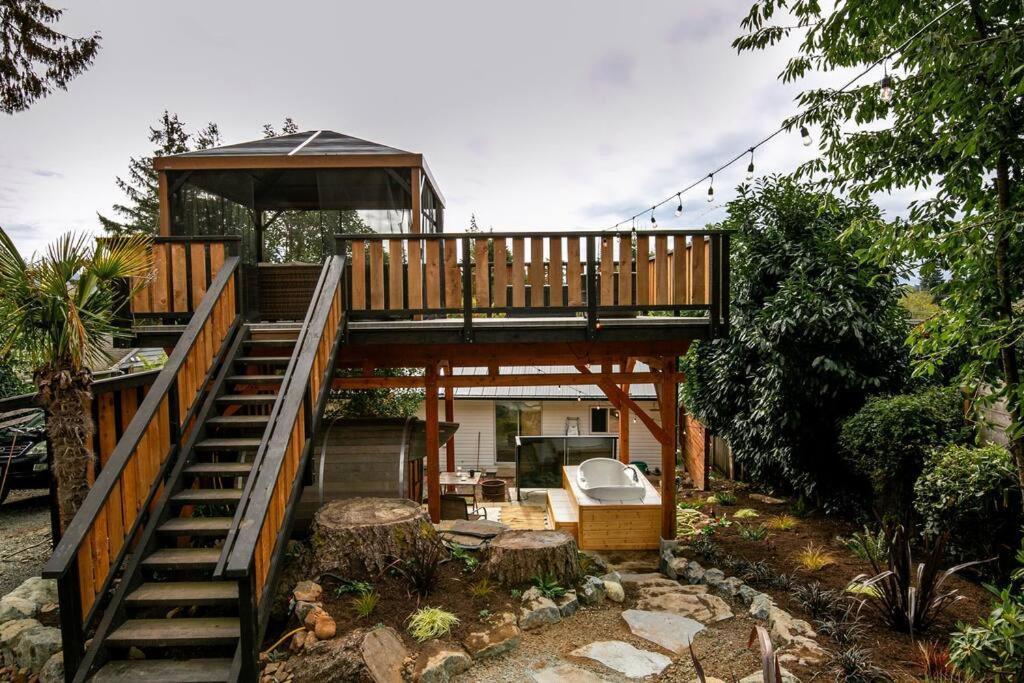 1-Bedroom Knotty Pine Cabin W Sauna & Jacuzzi Sooke Zewnętrze zdjęcie