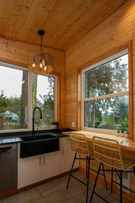 1-Bedroom Knotty Pine Cabin W Sauna & Jacuzzi Sooke Zewnętrze zdjęcie