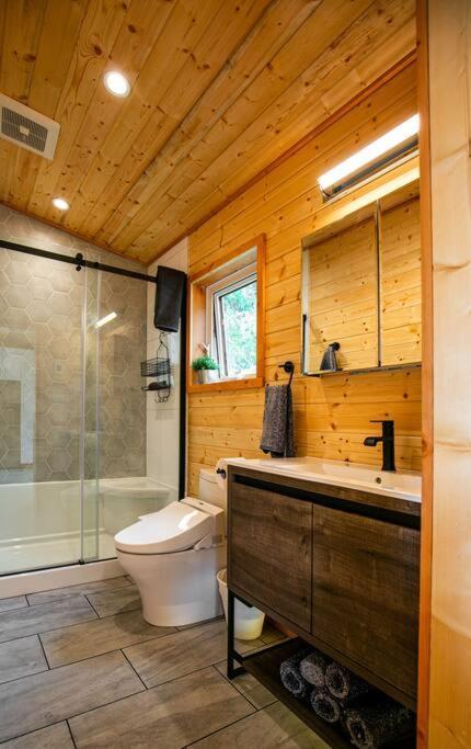 1-Bedroom Knotty Pine Cabin W Sauna & Jacuzzi Sooke Zewnętrze zdjęcie