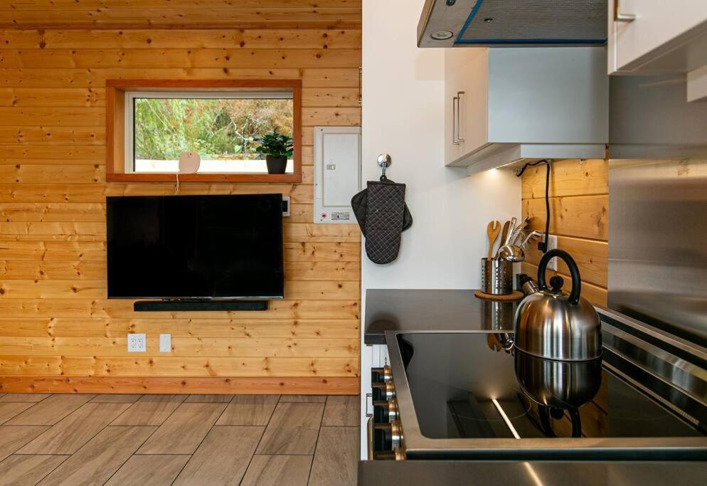 1-Bedroom Knotty Pine Cabin W Sauna & Jacuzzi Sooke Zewnętrze zdjęcie