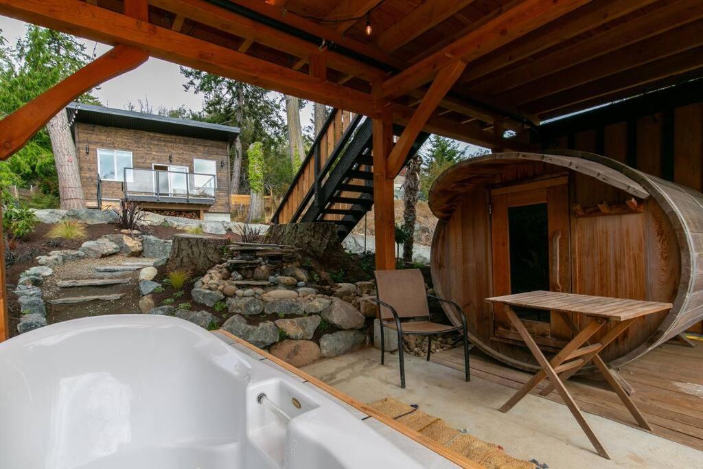 1-Bedroom Knotty Pine Cabin W Sauna & Jacuzzi Sooke Zewnętrze zdjęcie