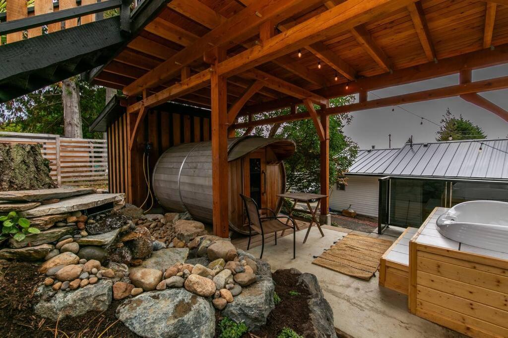 1-Bedroom Knotty Pine Cabin W Sauna & Jacuzzi Sooke Zewnętrze zdjęcie