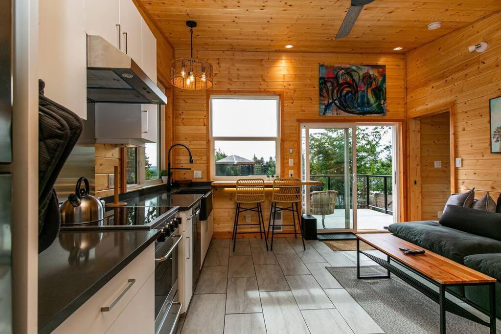 1-Bedroom Knotty Pine Cabin W Sauna & Jacuzzi Sooke Zewnętrze zdjęcie