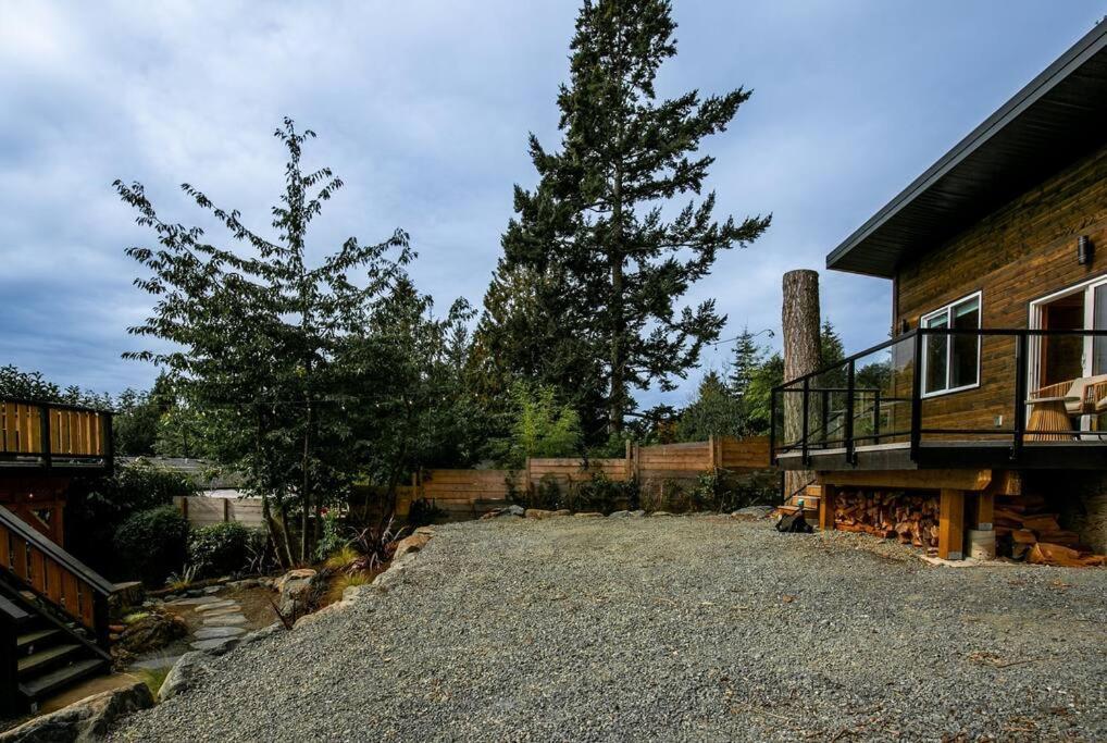 1-Bedroom Knotty Pine Cabin W Sauna & Jacuzzi Sooke Zewnętrze zdjęcie