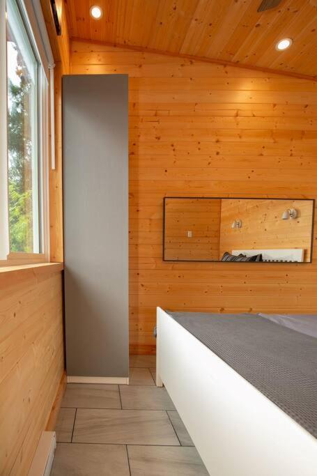 1-Bedroom Knotty Pine Cabin W Sauna & Jacuzzi Sooke Zewnętrze zdjęcie